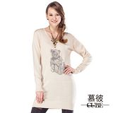 【慕彼】圓領亮片小熊套頭長版毛衣-卡其