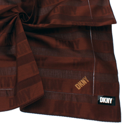 【好物推薦】gohappy 線上快樂購DKNY 橫條紋LOGO紳士帕領巾-深咖啡評價如何遠東 百貨 板橋 店